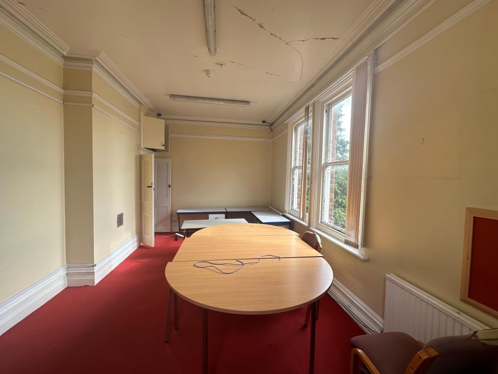 Lot: 172 - ATTRACTIVE BUILDING ON GOOD SIZE PLOT WITH PARKING OFFERING POTENTIAL - Room on first floor
